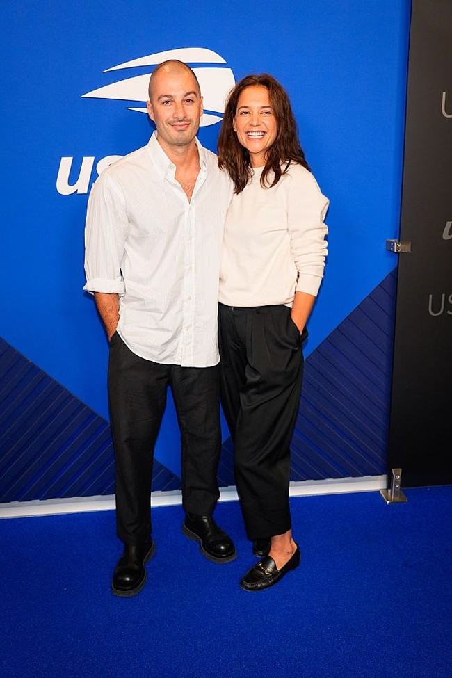 Gaya couple kembali ditampilkan Katie Holmes dan Jason Bard Yarmosky saat menonton US Open 2026, Minggu (13/9/2026) di New York, Amerika Serikat. Foto: Dok. Getty Images