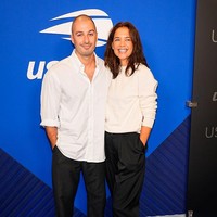 Gaya couple kembali ditampilkan Katie Holmes dan Jason Bard Yarmosky saat menonton US Open 2026, Minggu (13/9/2026) di New York, Amerika Serikat. Foto: Dok. Getty Images