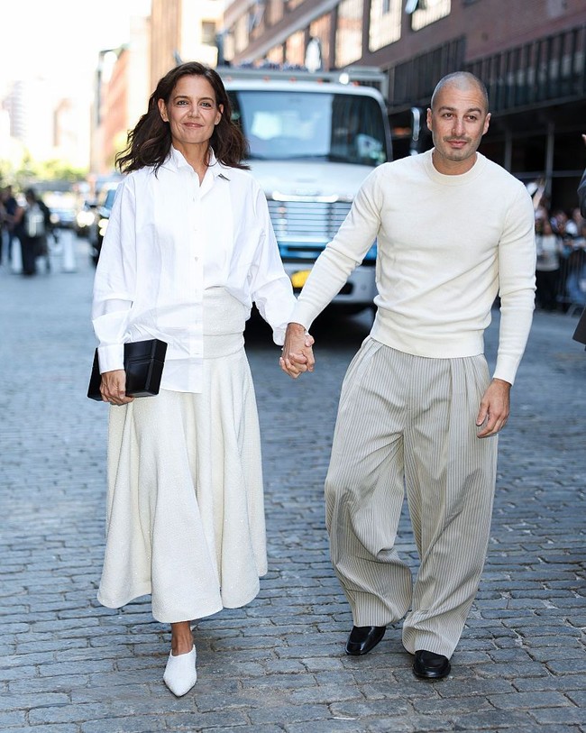 Katie Holmes dan Jason Bard Yarmosky tampil dengan gaya couple saat menghadiri fashion show Calvin Klein Spring/Summer 2027 di New York Fashion Week akhir pekan kemarin. Foto: Dok. Getty Images