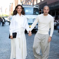 Katie Holmes dan Jason Bard Yarmosky tampil dengan gaya couple saat menghadiri fashion show Calvin Klein Spring/Summer 2027 di New York Fashion Week akhir pekan kemarin. Foto: Dok. Getty Images