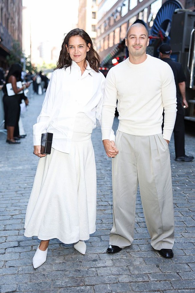 Bintang Dawson’s Creek itu terlihat chic dalam balutan kemeja putih dengan satu sisinya dimasukkan ke dalam rok maxi warna putih tulang. Sedangkan kekasihnya mengenakan celana panjang berpotongan lebar warna putih tulang dan sweter pullover warna senada. Foto: Dok. Getty Images