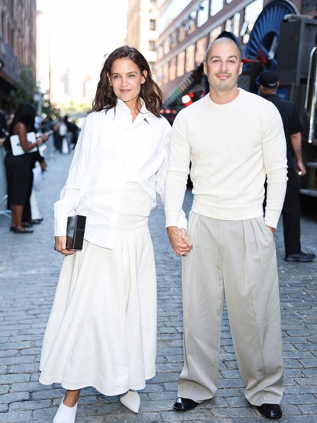 Potret Gaya Couple Katie Holmes dan Pacar Berondong di NYFW Hingga US Open