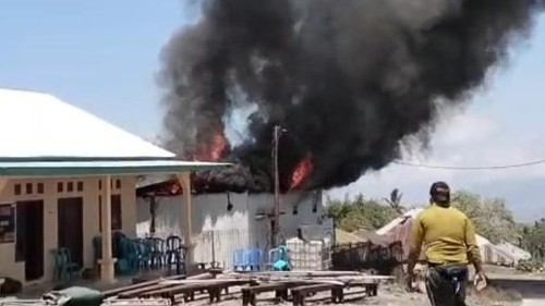 PLTS di Kampung Lopijo, Desa Heawea, Aimere, Ngada, NTT, hangus terbakar, Selasa (15/9/2026). (Dok. Fransisikus Day)