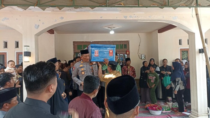 Kedatangan jenazah Reyner, korban KM Virgo asal Malang yang dimakamkan di Blitar.