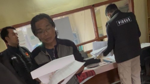 Peroses penggeledahan yang dilakukan oleh Kejari Lombok Timur, NTB di Kantor Desa Kotaraja, Kecamatan Sikur, Senin (14/9/2026) foto. (Dok. Kejari Lombok Timur).
