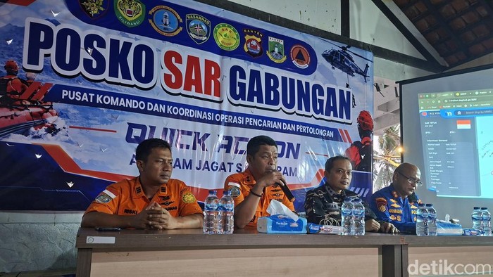 Kepala Kantor Basarnas Banten Al Amrad di Pos SAR Nasional, Pantai Carita, Pandeglang, Selasa (15/9/2026).
