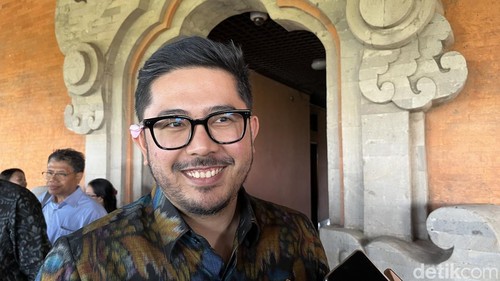 Ketua Komisi II DPRD Bali Agung Bagus Pratiksa Linggih atau Ajus Linggih usia rapat koordinasi membahas UMP 2027 di DPRD Bali, Denpasar, Selasa (15/9/2026).
