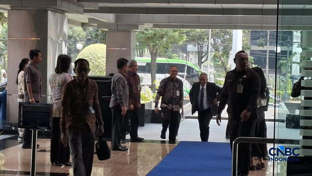Ketua LPS Anggito Abimanyu hadir dalam acara Serah Terima Jabatan Menteri Keuangan Suahasil Nazara di Gedung Djuanda Kantor Pusat Kementerian Keuangan, Jakarta Pusat, Selasa (15/9/2026). Ketua LPS Anggito Abimanyu hadir dalam acara Serah Terima Jabatan Menteri Keuangan Suahasil Nazara di Gedung Djuanda Kantor Pusat Kementerian Keuangan, Jakarta Pusat, Selasa (15/9/2026). (CNBC Indonesia/Â Chandra Dwi Pranata)