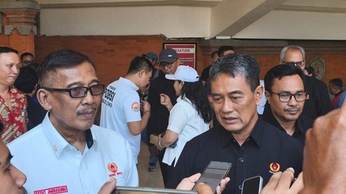 Ketua Umum KONI Buleleng, Gede Supriatna, dan Sekretaris Umum KONI Bali, I Ketut Jagrasunu, saat ditemui awak media di Gedung Kesenian Gde Manik Singaraja, Selasa (15/9/2026). (Made Wijaya Kusuma/detikBali)
