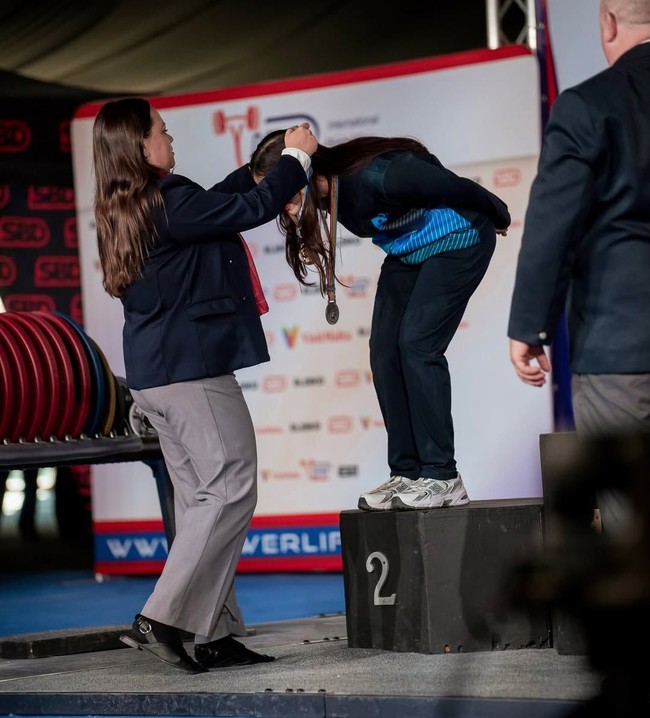 Dengan berat 45,7 kg di kategori 47 kg Putri Junior, Keyaa sukses mengangkat 140 kg deadlift yang mana lebih dari tiga kali berat badannya. Ia pun berhasil mengklaim juara kedua dalam kategori deadlift individu. Foto: Instagram @keyaakunalbanerji