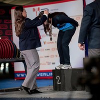 Dengan berat 45,7 kg di kategori 47 kg Putri Junior, Keyaa sukses mengangkat 140 kg deadlift yang mana lebih dari tiga kali berat badannya. Ia pun berhasil mengklaim juara kedua dalam kategori deadlift individu. Foto: Instagram @keyaakunalbanerji