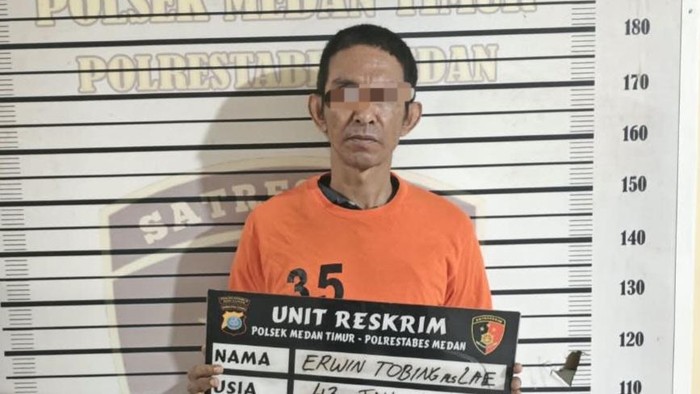 Pelaku Erwin saat diamankan di kantor polisi.
