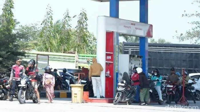 Kondisi antrean BBM di sebuah SPBU di Kabupaten Pinrang.