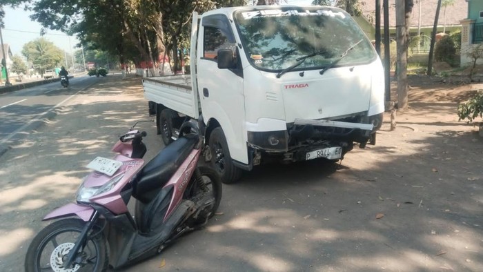 Kondisi pikap dan motor milik guru usai tabrakan di Pasuruan