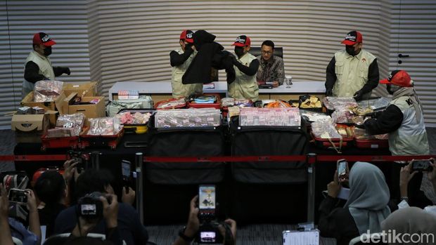 Pelaksana tugas Direktur Penyidikan KPK Achmad Taufik Husein bersama juru bicara KPK Budi Prasetyo menyampaikan keterangan pers di Gedung Merah Putih KPK, Jakarta, Selasa (15/9/2026). Komisi Pemberantasan Korupsi (KPK) menetapkan 8 orang tersangka terkait kasus dugaan korupsi di lingkungan Kementerian Agraria dan Tata Ruang/Badan Pertanahan Nasional (ATR/BPN) yang juga berkaitan dengan proses pengurusan Hak Guna Bangunan (HGB) di wilayah Kabupaten Bogor dan juga dugaan penerimaan-penerimaan lainnya. Dalam perkara tersebut, KPK berhasil menemukan barang bukti uang di sejumlah tempat dengan total Rp106 miliar.