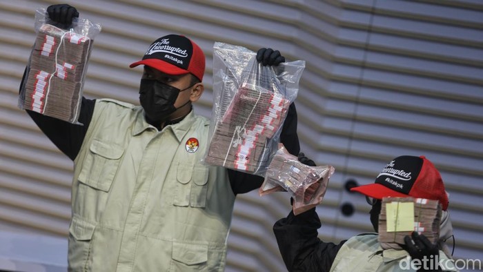 Pelaksana tugas Direktur Penyidikan KPK Achmad Taufik Husein bersama juru bicara KPK Budi Prasetyo menyampaikan keterangan pers di Gedung Merah Putih KPK, Jakarta, Selasa (15/9/2026). Komisi Pemberantasan Korupsi (KPK) menetapkan 8 orang tersangka terkait kasus dugaan korupsi di lingkungan Kementerian Agraria dan Tata Ruang/Badan Pertanahan Nasional (ATR/BPN) yang juga berkaitan dengan proses pengurusan Hak Guna Bangunan (HGB) di wilayah Kabupaten Bogor dan juga dugaan penerimaan-penerimaan lainnya. Dalam perkara tersebut, KPK berhasil menemukan barang bukti uang di sejumlah tempat dengan total Rp106 miliar.
