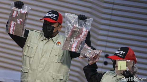 Pelaksana tugas Direktur Penyidikan KPK Achmad Taufik Husein bersama juru bicara KPK Budi Prasetyo menyampaikan keterangan pers di Gedung Merah Putih KPK, Jakarta, Selasa (15/9/2026). Komisi Pemberantasan Korupsi (KPK) menetapkan 8 orang tersangka terkait kasus dugaan korupsi di lingkungan Kementerian Agraria dan Tata Ruang/Badan Pertanahan Nasional (ATR/BPN) yang juga berkaitan dengan proses pengurusan Hak Guna Bangunan (HGB) di wilayah Kabupaten Bogor dan juga dugaan penerimaan-penerimaan lainnya. Dalam perkara tersebut, KPK berhasil menemukan barang bukti uang di sejumlah tempat dengan total Rp106 miliar.