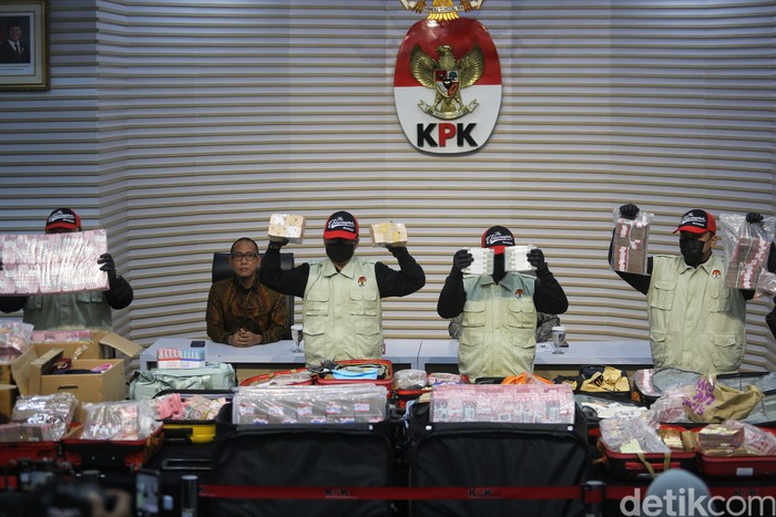 KPK tunjukkan barang bukti kasus suap HGB Summarecon ke pejabat ATR/BPN (Foto: Ari Saputra/detikfoto)