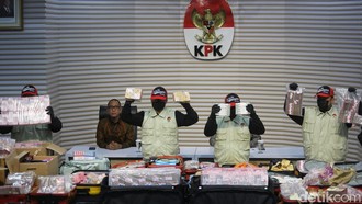 Duit Rp 106 M Sitaan Terbesar OTT KPK Disimpan di 9 Koper Merah-Kardus Bakpia