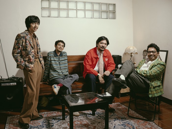 Lafa Pratomo merilis lagu baru bertajuk Terabas dari EP Garis Tegak, menggabungkan suara Bilal Indrajaya dan punk The Jansen.
