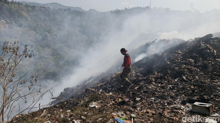 Lahan di Punclut Bandung terbakar