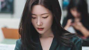 Drakor M: Reboot bergenre horor-thriller, berkisah tentang seorang balerina bernama Marie yang punya kepribadian ganda. Selain Marie si balerina, tubuhnya dihuni oleh Jenny (seorang ahli bedah dari Amerika Serikat) dan M (sosok misterius muncul secara tiba-tiba). Jung Chaeyeon dipercaya memerankan tiga karakter ini sekaligus! (Foto: dok. TVING)