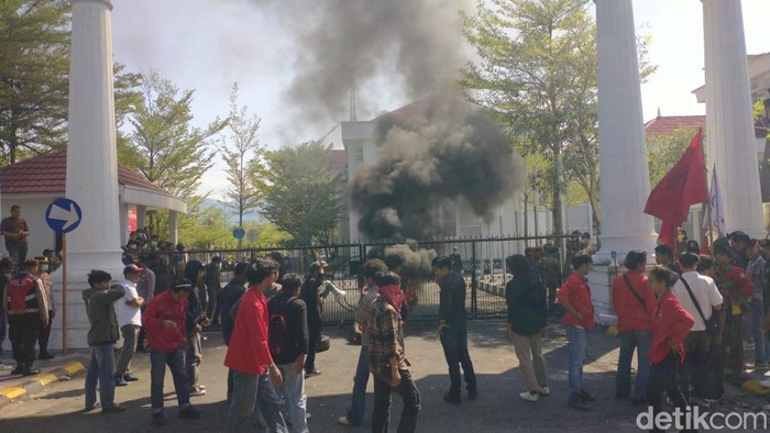 Mahasiswa unjuk rasa di depan kantor Wali Kota Palopo, menuntut pencopotan Direktur PDAM Steven Hamdani.