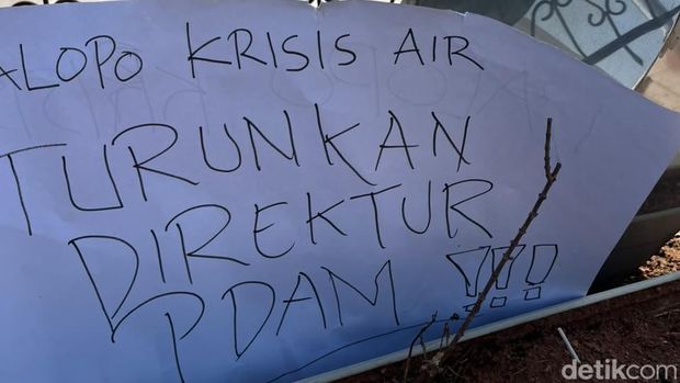 Mahasiswa unjuk rasa di depan kantor Wali Kota Palopo, menuntut pencopotan Direktur PDAM Steven Hamdani. Mahasiswa unjuk rasa di depan kantor Wali Kota Palopo, menuntut pencopotan Direktur PDAM Steven Hamdani.