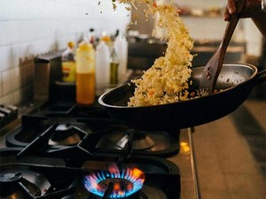 Makan di Restoran, Pria Ini Kaget Ditagih Biaya Tambahan Gas Sebesar 10%