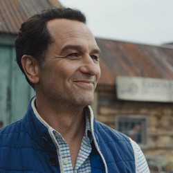 Matthew Rhys Cetak Sejarah Emmy Awards: Dua Piala Aktor Utama di Satu Malam