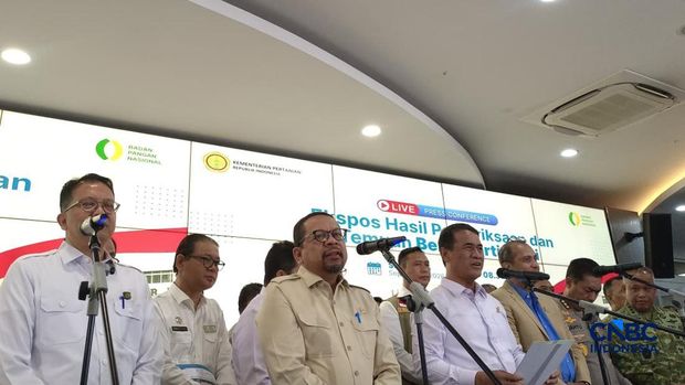 Menteri Pertanian sekaligus Kepala Badan Pangan Nasional (Bapanas) Amran Sulaiman saat mengekspos temuan beras fortifikasi tak sesuai di kantornya, Jakarta, Selasa (15/9/2026). (CNBC Indonesia/Martyasari Rizky)
