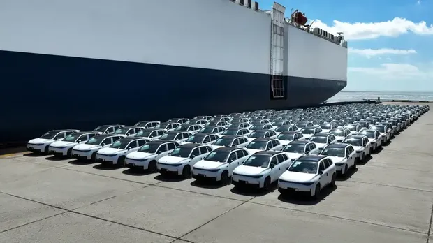 Mobil listrik mau diangkut kapal laut.