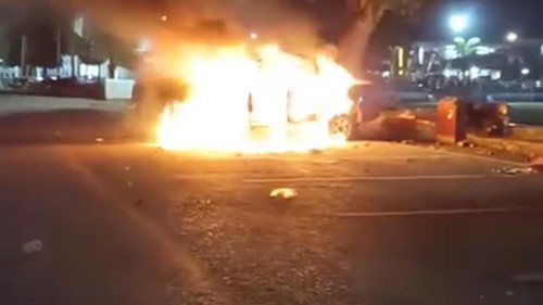 Massa membakar mobil dinas Polres Sumba Barat, NTT, Selasa (15/9/2026). (istimewa/tangkapan layar video viral).