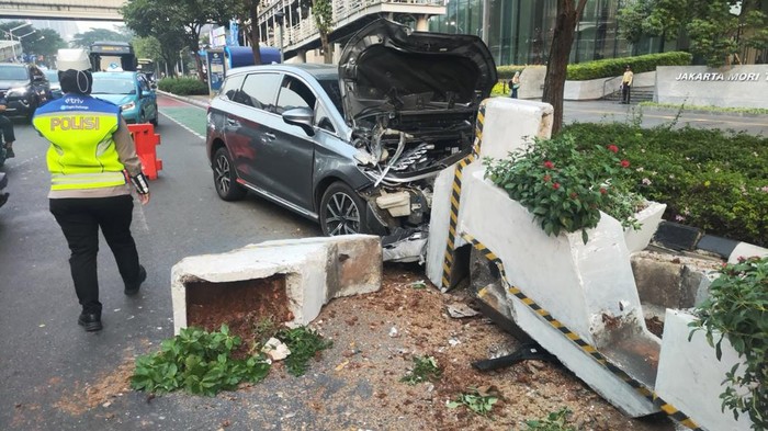 Mobil Tabrak Pembatas Jalan di Sudirman, Lalin Macet