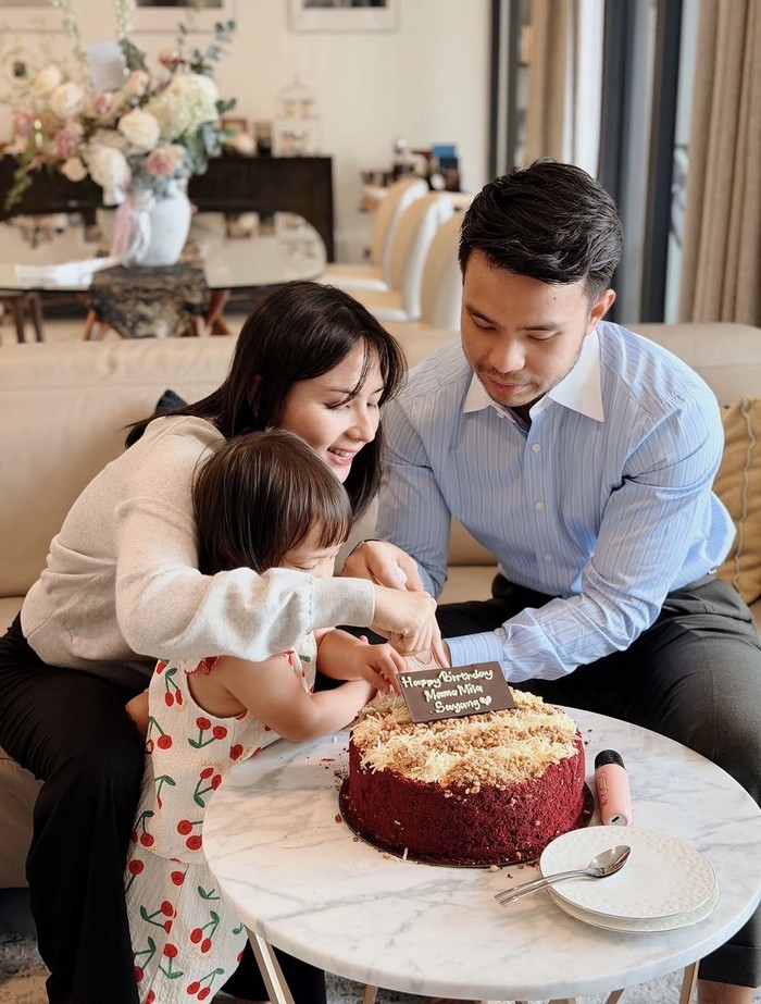 ScreenshotMomen Manis Jessica Mila Kulineran bareng Keluarga dan Teman di Luar Negeri