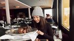 Momen Manis Jessica Mila Kulineran bareng Keluarga dan Teman di Luar Negeri