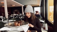 Momen Manis Jessica Mila Kulineran bareng Keluarga dan Teman di Luar Negeri