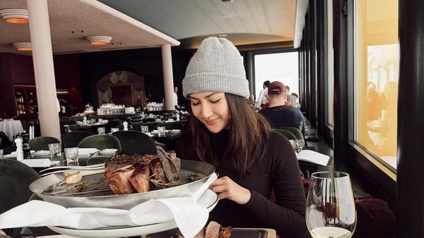 Momen Manis Jessica Mila Kulineran bareng Keluarga dan Teman di Luar Negeri