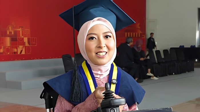 Natasha Shayla, lulusan ITB, fokus pada isu aksesibilitas disabilitas di kampus dalam tugas akhirnya. Kini, ia S2 di Magister Sistem dan Teknik Jalan Raya ITB.