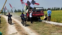 Perlombaan digelar di tengah hamparan sawah Desa Truni dan disaksikan Bupati Lamongan Yuhronur Efendi. Sebanyak enam tim dengan total 24 peserta mengikuti balap ojek gabah tersebut.