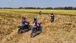 Serunya Balap Ojek Gabah di Lamongan