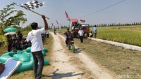 Selain membantu proses panen, pekerjaan sebagai ojek gabah juga menjadi sumber penghasilan bagi warga. Jasa angkut gabah memiliki nilai ekonomi yang cukup menjanjikan.