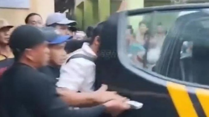 Oknum guru diduga chat mesum ke siswi saat dievakuasi oleh polisi.