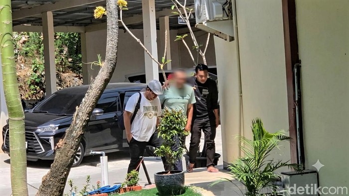 Oknum pejabat Dishub Kab Sukabumi dijemput aparat kepolisian untuk menjalani pemeriksaan, Selasa (15/9/2026).