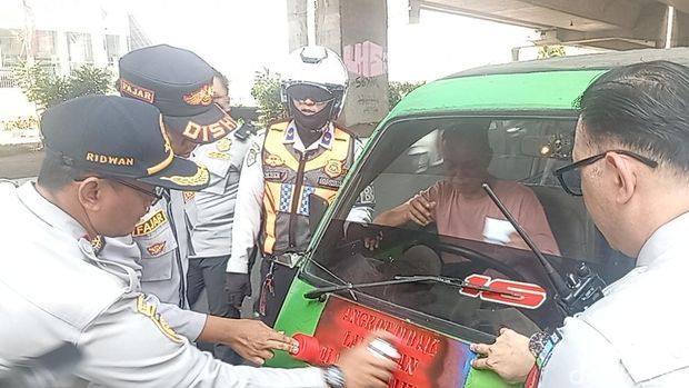 Operasi penertiban mobil angkot tua di Kota Bogor, Jawa Barat berlanjut. Sebanyak 1.025 angkot tua sudah dibekukan dan dicabut izin trayeknya. (M Solihin/detikcom)