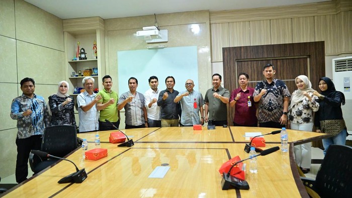 PDAM Makassar terima kunjungan DPRD Palopo untuk studi tiru. Direktur Andi Taufiq Aris paparkan strategi efisiensi, penanganan kebocoran, dan investasi air.