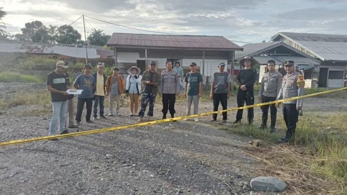 Pemasangan police line di lokasi yang disengketakan dalam kasus Pamar Lubis.