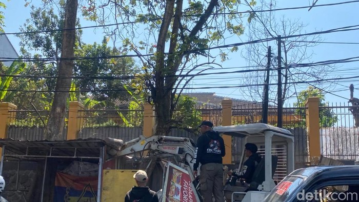 Pembongkaran bangunan liar di Jalan Dakota Bandung.