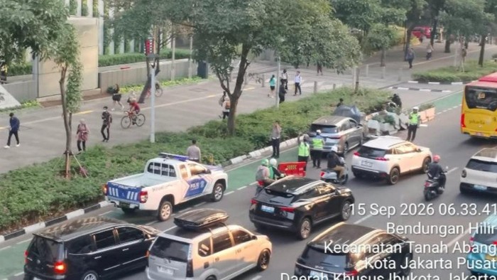 Penampakan mobil menabrak pembatas Jalan di Sudirman.