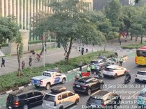 Sejumlah Rute TransJ Terlambat Imbas Mobil Tabrak Pembatas Jalan di Sudirman